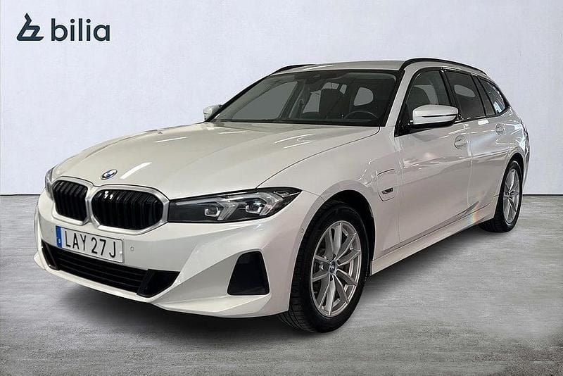 Begagnad BMW 330e Shadowline 184 HK (135 kW) 2023 Vit Kombi