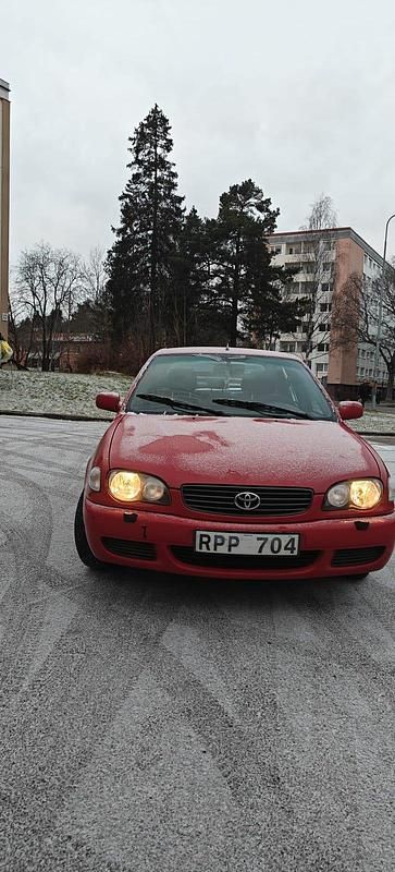 Röd Begagnad 2000 Toyota Corolla Halvkombi | 30 000 kr (Lite dyr) - Bild 1/4