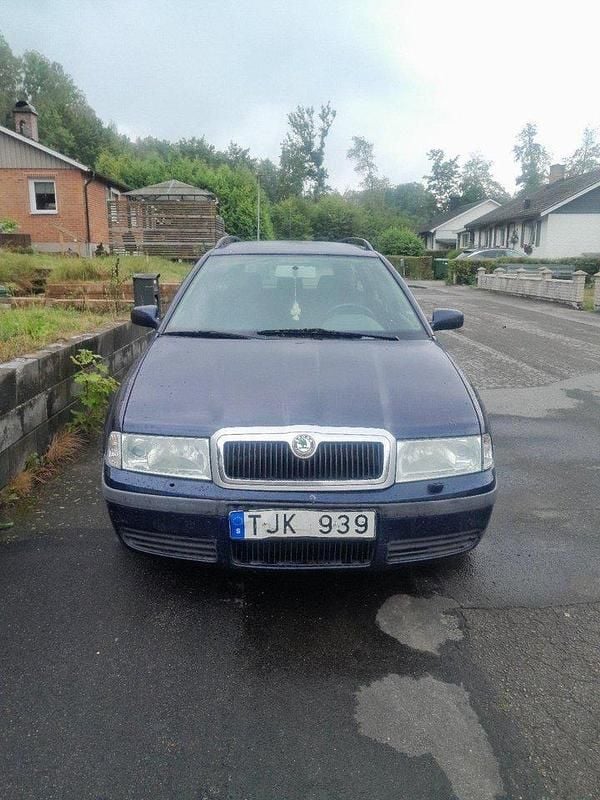 Blå Begagnad 2002 Skoda Octavia Kombi | 13 000 kr (Superpris) - Bild 1/4