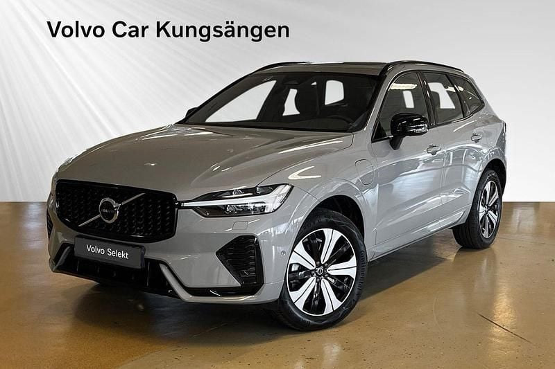 Grå Begagnad 2024 Volvo XC60 Plus SUV | 549 900 kr (Marknadspris) - Bild 1/3