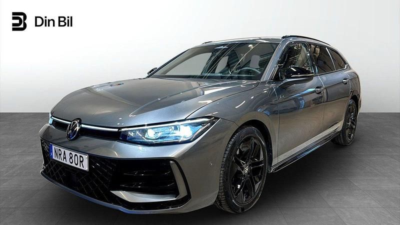 Mörkgrå Begagnad 2025 VW Passat R-line Kombi | 469 900 kr - Bild 1/4