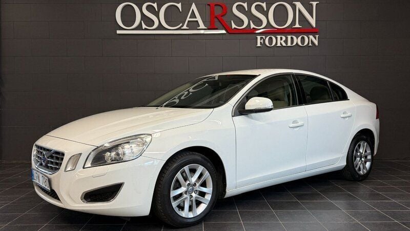 Vit Begagnad 2011 Volvo S60 Momentum Sedan | 69 800 kr (Bra pris) - Bild 1/4