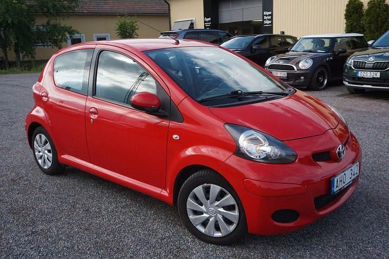 Röd Begagnad 2012 Toyota Aygo Halvkombi | 64 900 kr (Marknadspris) - Bild 1/4