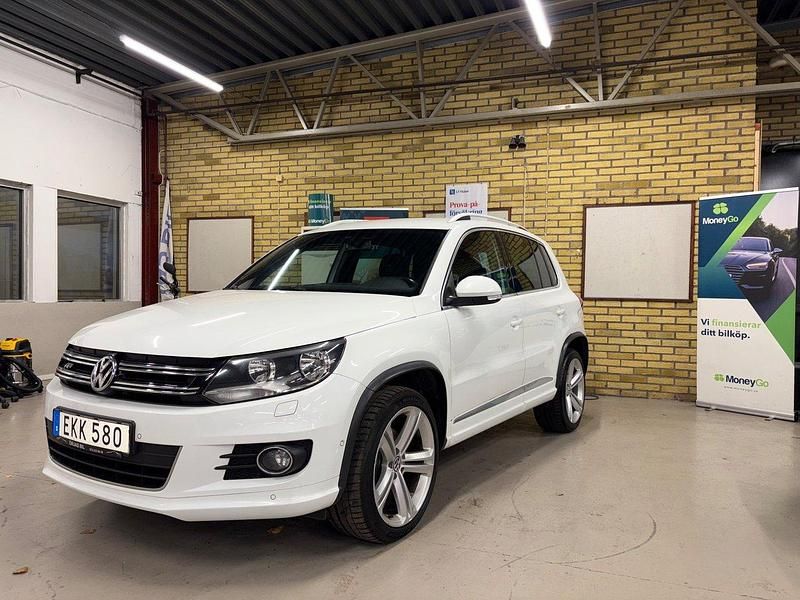 Vit Begagnad 2015 VW Tiguan R-line SUV | 159 900 kr (Marknadspris) - Bild 1/4