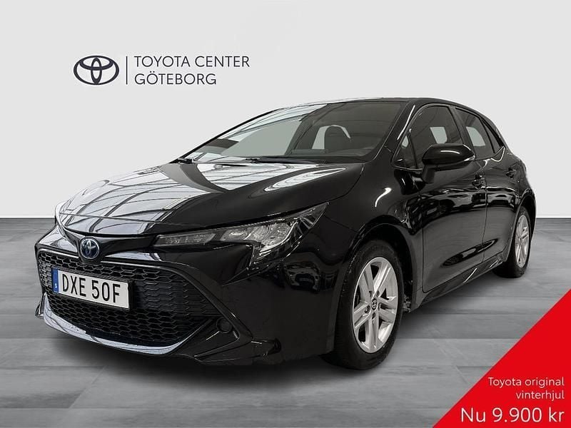 Svart Begagnad 2022 Toyota Corolla Hybrid Active Halvkombi | 224 900 kr (Bra pris) - Bild 1/3
