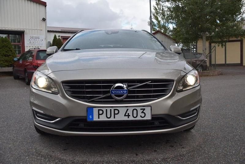Begagnad Volvo V60 Momentum 181 HK (133 kW) 2014 Ljusbrun Kombi