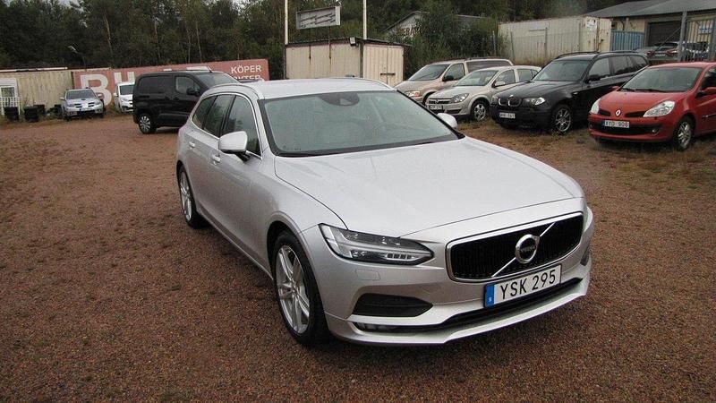 Silver Begagnad 2017 Volvo V90 Momentum Kombi | 159 000 kr (Lite dyr) - Bild 1/4