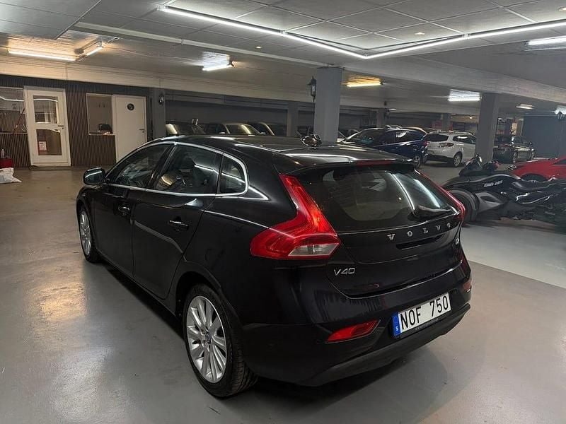 Begagnad Volvo V40 Summum 116 HK (85 kW) 2014 Svart