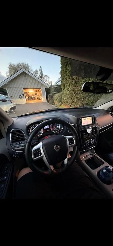 Begagnad Lancia Voyager 178 HK (130 kW) 2015 Minibuss