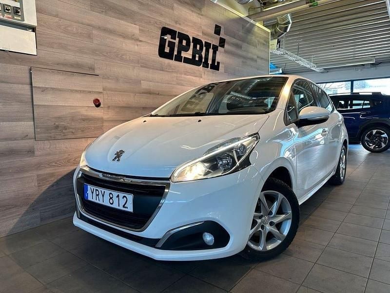 Vit Begagnad 2018 Peugeot 208 Halvkombi | 79 900 kr (Marknadspris) - Bild 1/4