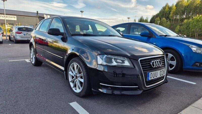 Svart Begagnad 2011 Audi A3 Sportback Attraction Halvkombi | 69 900 kr (Marknadspris) - Bild 1/4