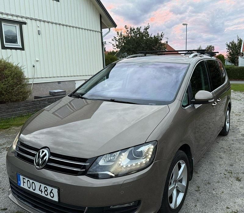 Brun Begagnad 2015 VW Sharan Minibuss | 130 000 kr (Dyr) - Bild 1/4