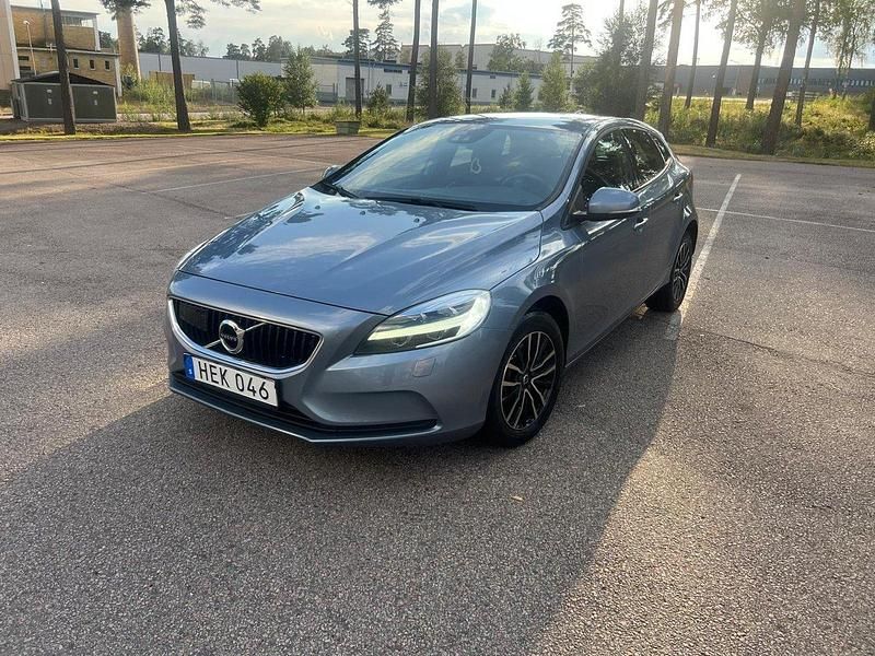 Blå Begagnad 2017 Volvo V40 Momentum Kombi | 169 900 kr (Marknadspris) - Bild 1/4