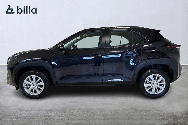 Begagnad Toyota Yaris Cross Active 92 HK (67 kW) 2025 Svart SUV