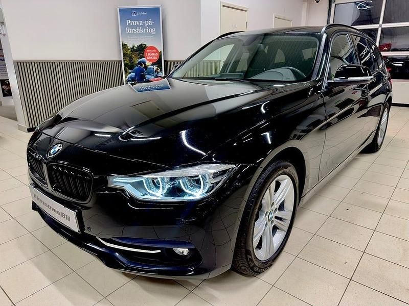 Svart Begagnad 2019 BMW 320 Sport Line Kombi | 235 000 kr (Superpris) - Bild 1/4