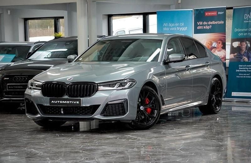 Grå Begagnad 2023 BMW 530 M Sport Sedan | 479 900 kr - Bild 1/4