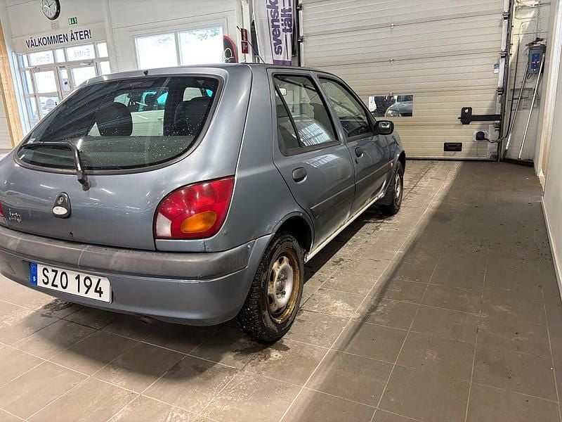 Begagnad Ford Fiesta 60 HK (44 kW) 2001 Blå Halvkombi