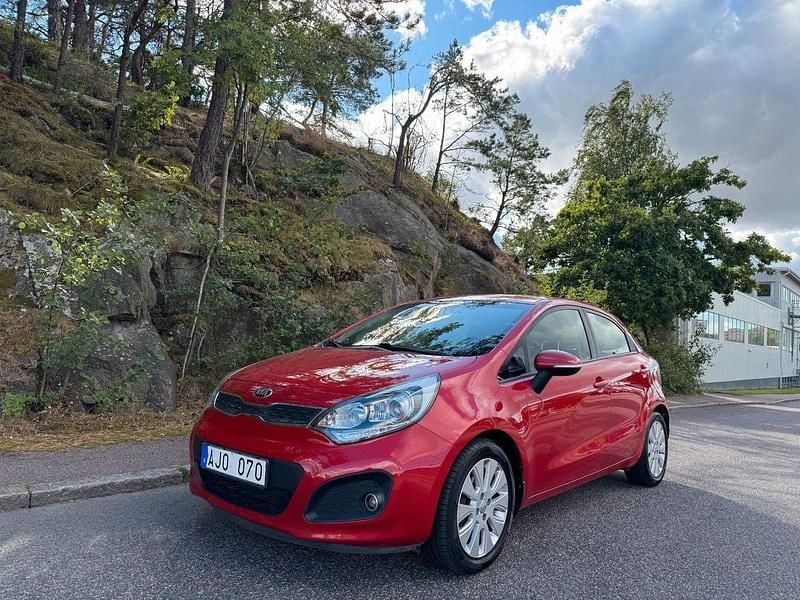Röd Begagnad 2013 Kia Rio Halvkombi | 51 500 kr (Bra pris) - Bild 1/4