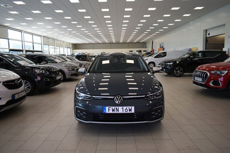 Grå Begagnad 2022 VW Golf Alltrack Kombi | 329 900 kr (Marknadspris) - Bild 1/4