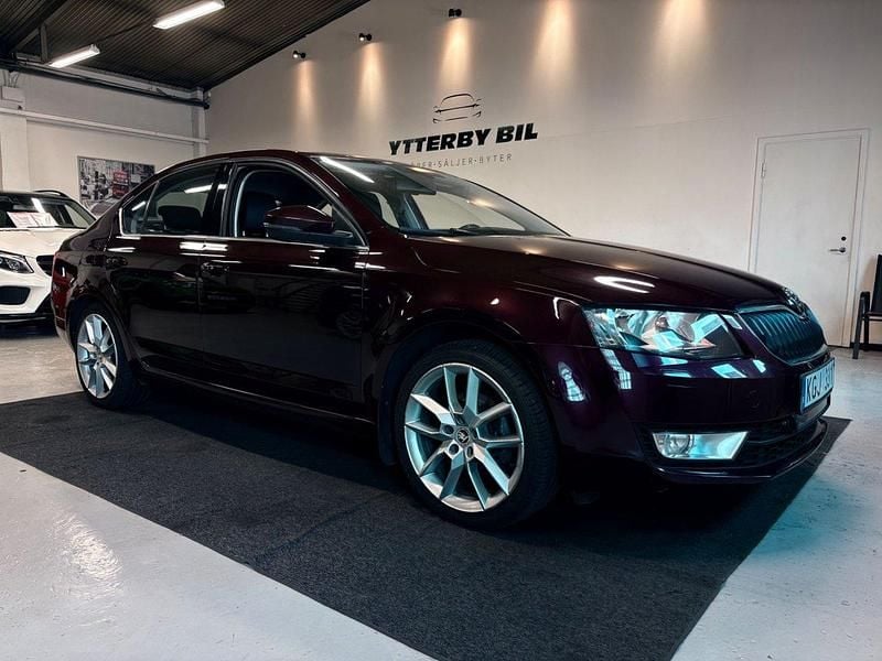 Mörkröd (röd) Begagnad 2013 Skoda Octavia Ambition Halvkombi | 89 900 kr (Marknadspris) - Bild 1/4