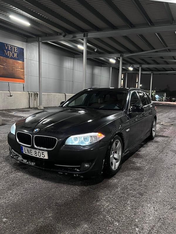 Grå metallic Begagnad 2011 BMW 520 Kombi | 70 000 kr (Superpris) - Bild 1/4