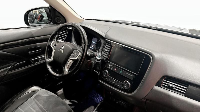 Begagnad Mitsubishi Outlander P-HEV Edition 163 HK (119 kW) 2017 Kombi