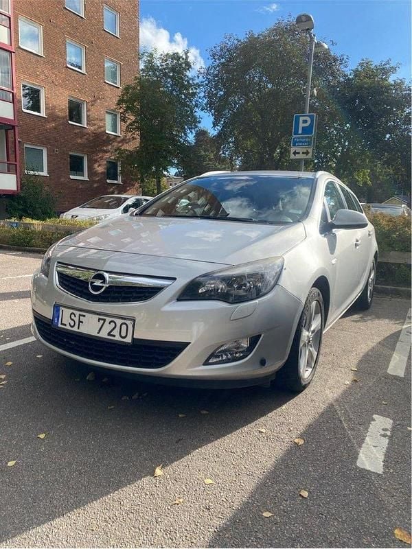 Grå Begagnad 2011 Opel Astra Enjoy Kombi | 70 000 kr (Bra pris) - Bild 1/4