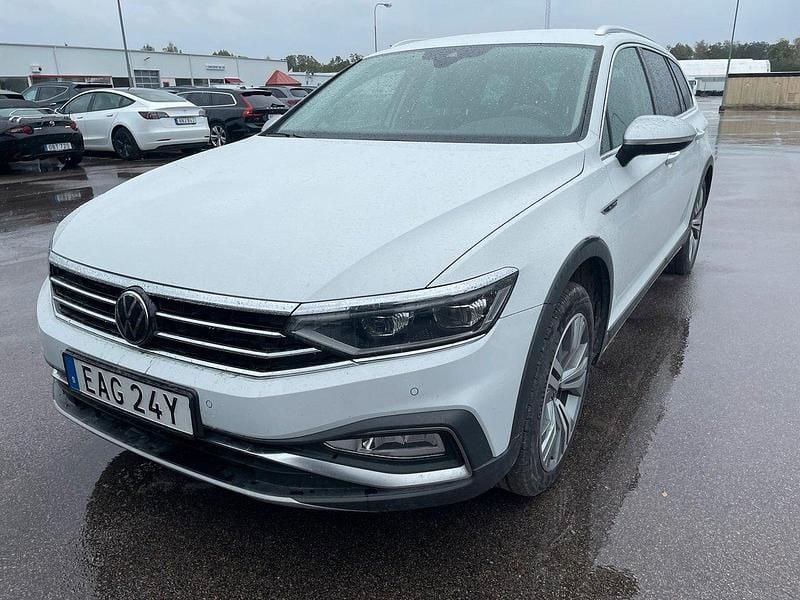 Vit (glaciärvit metallic) Begagnad 2024 VW Passat Alltrack Executive Kombi | 365 000 kr (Marknadspris) - Bild 1/2