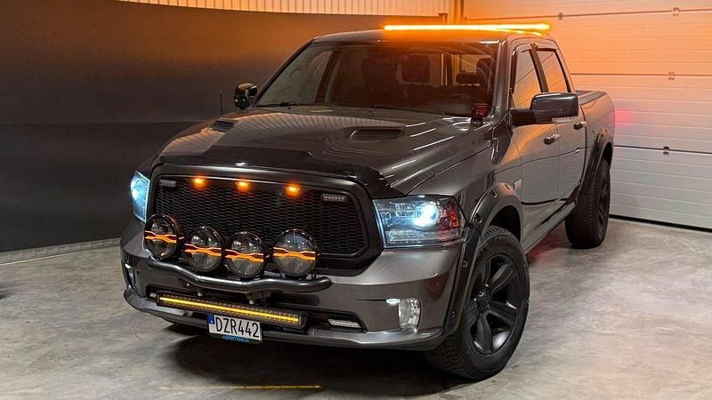 Mörkgrå (grå) Begagnad 2014 Dodge Ram Pickup | 329 800 kr (Lite dyr) - Bild 1/4