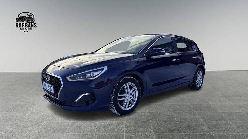 Blå Begagnad 2018 Hyundai i30 Premium Halvkombi | 139 900 kr (Marknadspris) - Bild 1/4