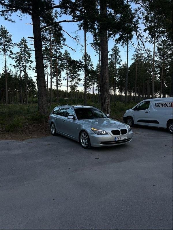Grå Begagnad 2007 BMW 530 Kombi | 62 000 kr (Marknadspris) - Bild 1/4