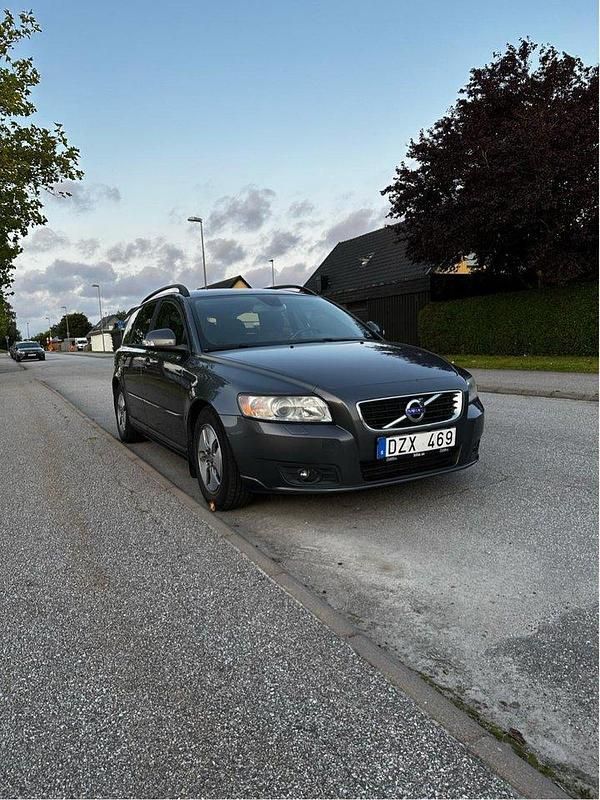 Grå Begagnad 2011 Volvo V50 Momentum Kombi | 69 990 kr (Marknadspris) - Bild 1/4
