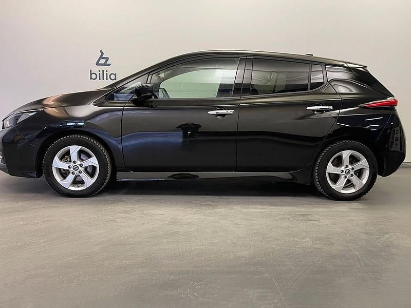 Begagnad Nissan Leaf N-Connecta 111 kW (151 HK) 2023 Svart Halvkombi