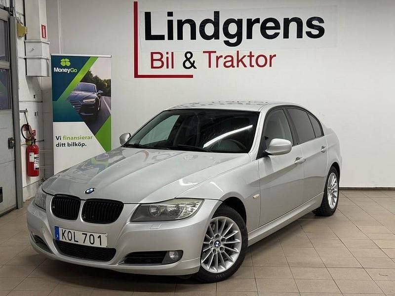 Begagnad BMW 318 143 HK (105 kW) 2009 Ljusgrå Sedan
