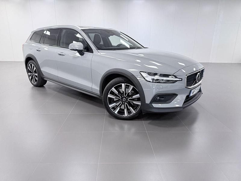 Grå Begagnad 2024 Volvo V60 CC Plus Kombi | 449 900 kr (Bra pris) - Bild 1/4
