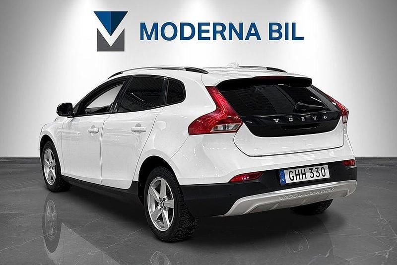 Begagnad Volvo V40 Momentum 114 HK (83 kW) 2014 Vit Halvkombi