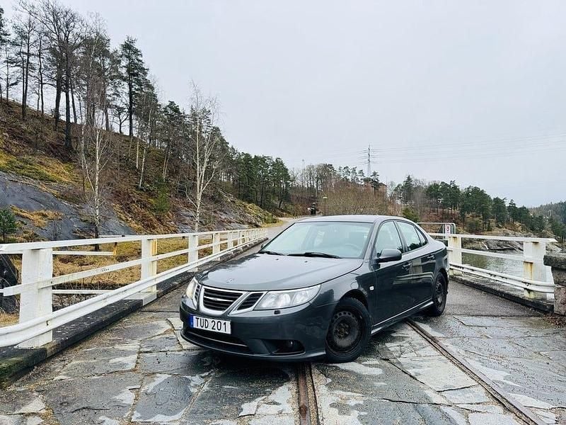 Grå Begagnad 2011 Saab 9-3 Sedan | 42 500 kr (Marknadspris) - Bild 1/4