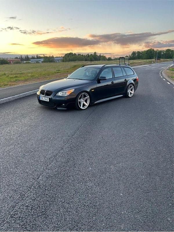 Svart Begagnad 2008 BMW 520 M Sport Kombi | 68 000 kr (Marknadspris) - Bild 1/3