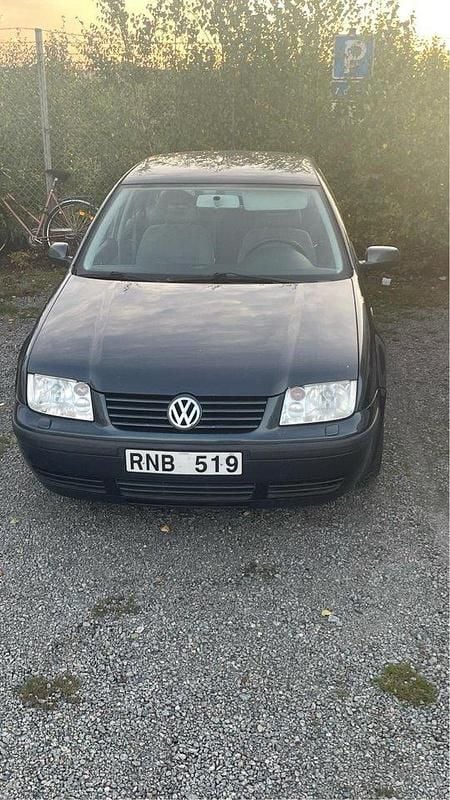 Grå Begagnad 2000 VW Bora Trendline Sedan | 21 000 kr - Bild 1/4