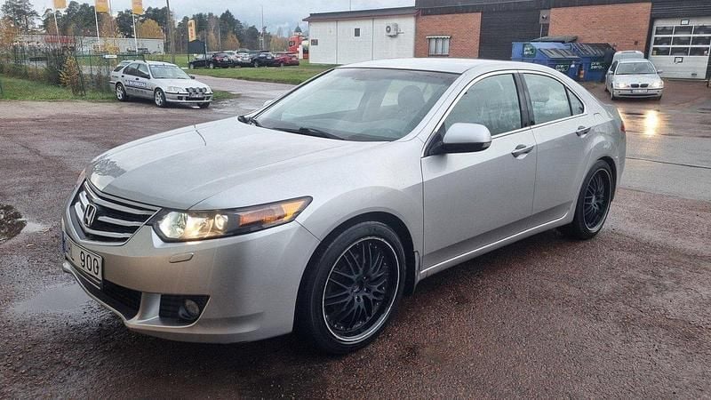 Silver Begagnad 2009 Honda Accord Elegance Sedan | 50 000 kr (Marknadspris) - Bild 1/4