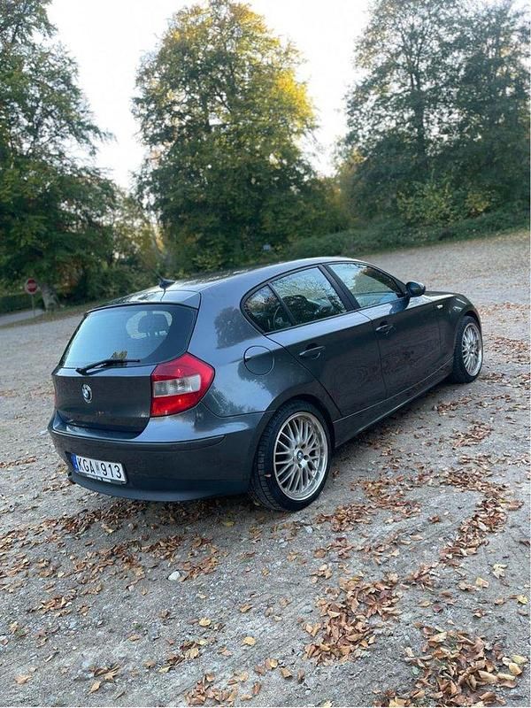 Grå Begagnad 2007 BMW 116 Advantage Halvkombi | 37 000 kr (Marknadspris) - Bild 1/4