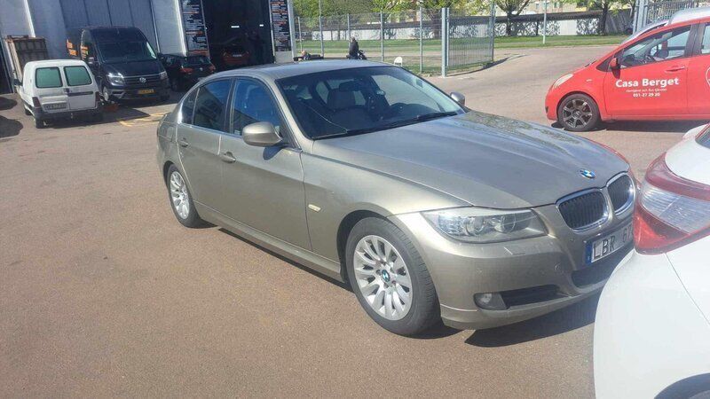 Brun Begagnad 2011 BMW 320 Comfort Edition Sedan | 59 000 kr (Bra pris) - Bild 1/4