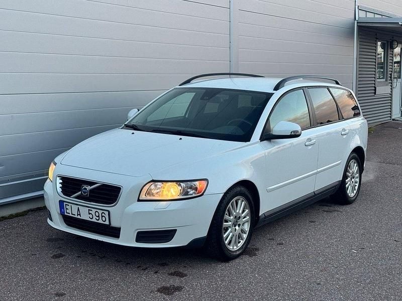Vit Begagnad 2009 Volvo V50 Kinetic Kombi | 53 900 kr (Dyr) - Bild 1/4