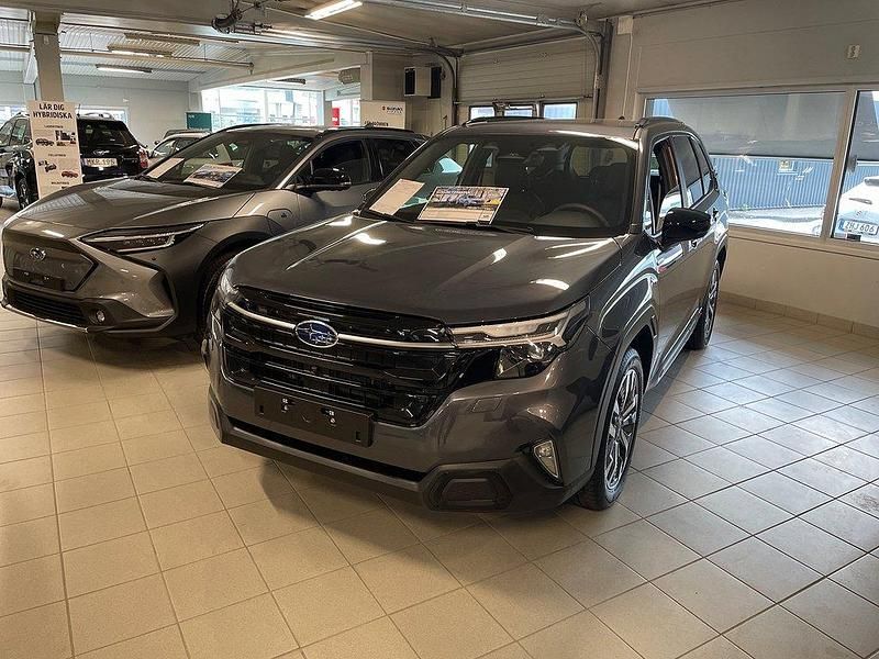 Grå Ny 2024 Subaru Forester SUV | 463 400 kr (Marknadspris) - Bild 1/3