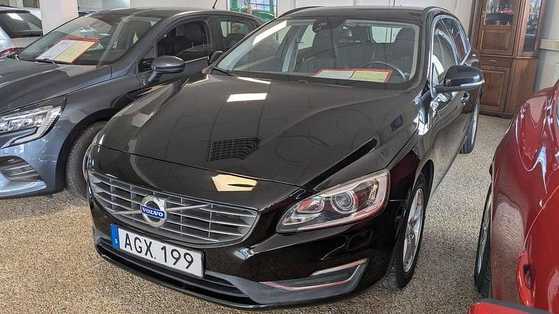 Svart Begagnad 2015 Volvo V60 Momentum Kombi | 134 500 kr (Marknadspris) - Bild 1/4