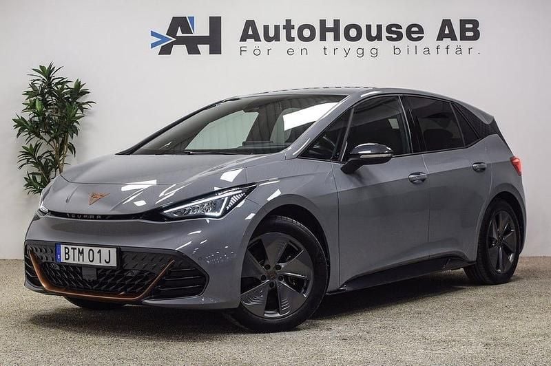 Grå Begagnad 2023 Cupra Born Halvkombi | 259 000 kr (Marknadspris) - Bild 1/4