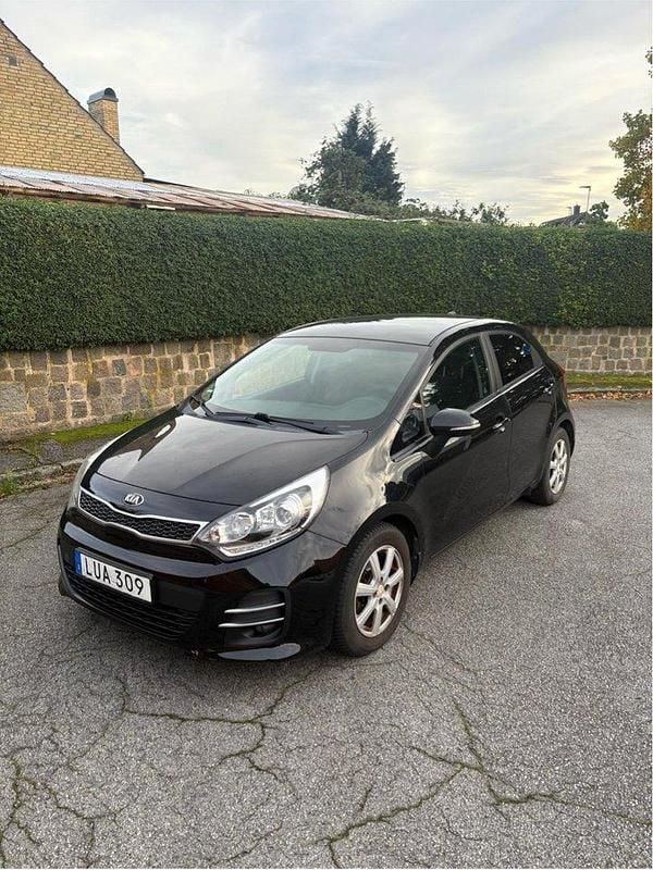 Svart Begagnad 2015 Kia Rio Halvkombi | 95 000 kr (Marknadspris) - Bild 1/4