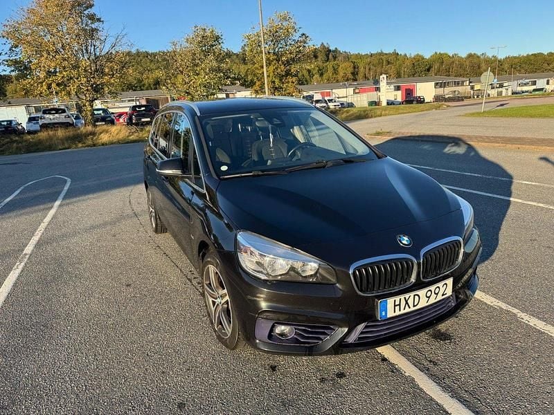Svart Begagnad 2016 BMW 218 Gran Tourer Sport Line Minibuss | 95 000 kr (Superpris) - Bild 1/4