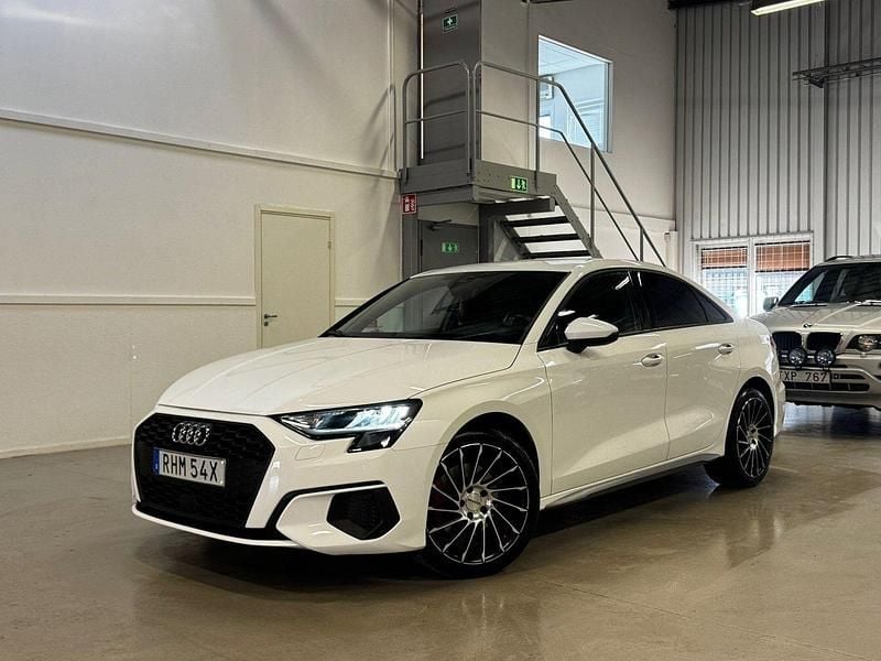 Vit Begagnad 2021 Audi A3 Comfort Sedan | 269 900 kr (Marknadspris) - Bild 1/4