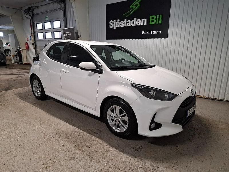 Begagnad Toyota Yaris Hybrid Active 116 HK (85 kW) 2023 Vit Halvkombi